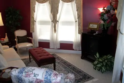 Image de Suite privée de cinq chambres conçue et aménagée pour votre confort.