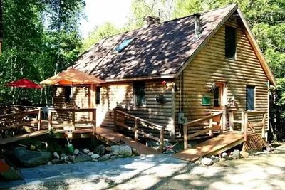 Image de Mossy Glen Lodge 'Log Cabin' avec un ruisseau et un hamac