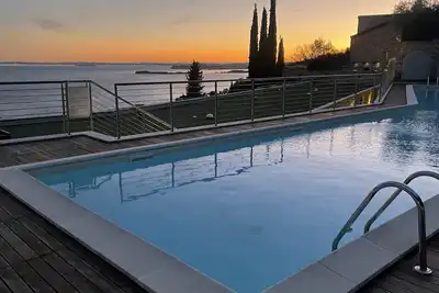Appartement élégant avec grande terrasse et fantastique vue panoramique sur le lac