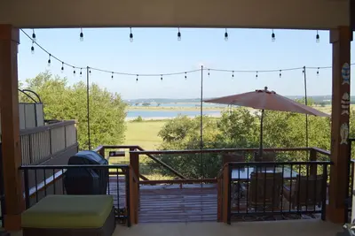 Image de Front De Lac! Accès à l'eau et vue fantastique depuis le patio arrière de cette maison.