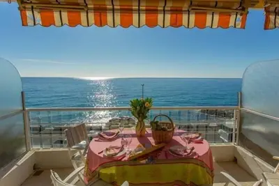 Image de Superbe 2p climatisé avec terrasses, garage et piscine, face à la mer.