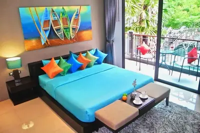 Image de Studio bien meublé avec vue sur la piscine!