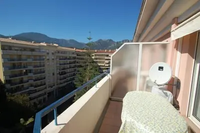 Image de Studio climatisé avec terrasse, parking et alcôve – Centre de Menton, proche plages et commerces