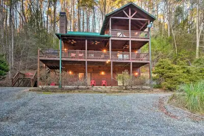 Image de Riverfront ‘Rosewater Cabin’ avec bain à remous, salle de jeux!