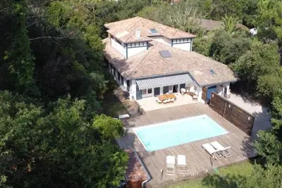 Image de Villa des Acacias avec beau jardin et piscine chauffée entre lac et océan. Wifi gratuit