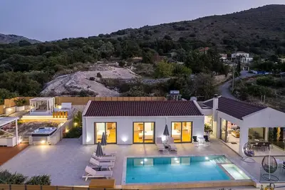 Image de Villa privée White Harmony avec piscine chauffée pour des vacances à Chania, Crète