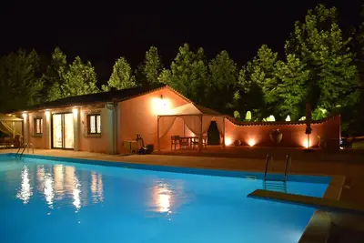 Image de Studio avec Vue sur la Piscine [Leto]