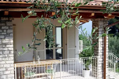 Villa moderne unique avec vue imprenable sur le lac.