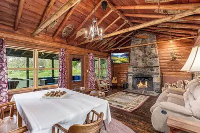Image de Log Cabin incroyablement charmant sur l'eau!