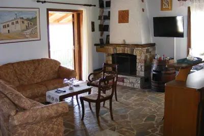 Image de Villa traditionnelle avec de superbes vues pratiques pour la plage, la zone locale et des sites