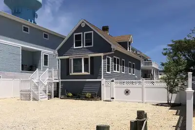 Image de Family Friendly Lavallette Accueil avec une chambre pour tout le monde! Les couchers de soleil abondent!