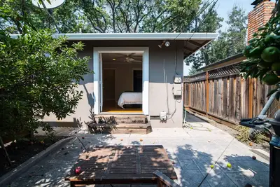 Image de Business Home - Central to Sv, Walkable, Serene, Patio, souhaitable quartier