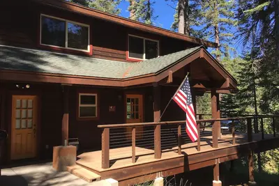 Image de Belle cabine mise à jour surplombant la rivière Stanislaus - fraise, Pinecrest, Californie