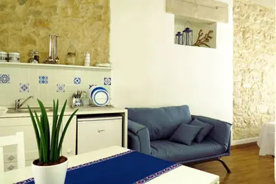 Image de maison de style méditerranéen, des murs en pierre, des meubles faits à la main