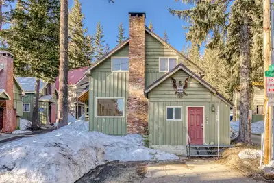 Image de Nouvelle Liste! Maison de pin confortable au coeur du camp du gouvernement!