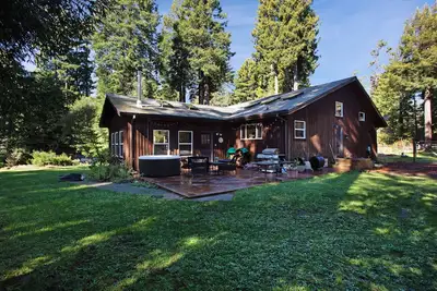 Image de Maison bordée d'arbres avec bain à remous privé, foyer et grande cour - à vélo pour aller à la plage!