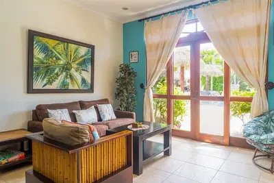 Image de Condo en bord de mer avec piscine partagée, barbecue au gaz et WiFi gratuit!