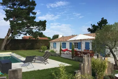Image de Villa sur vaste terrain clos avec piscine privée, proche mer et forêt