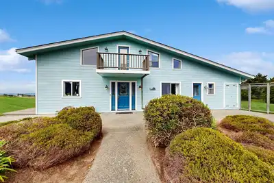 Image de Dog-friendly, maison front de mer w / vue imprenable, bain à remous privé et accès à la plage