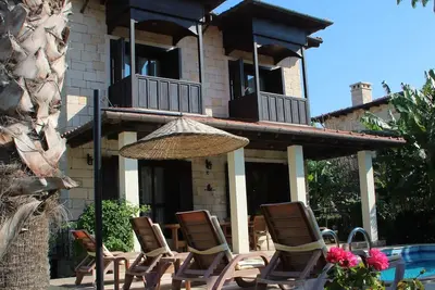 Image de Villa en pierre avec piscine privée, jardins et vue sur la montagne