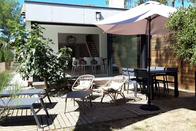 Image de Villa sous les pins, Ă 3 minutes Ă pied de la plage et des commerces.