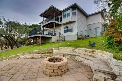 Image de Maison avec vue sur le lac avec salle de jeux, foyer extérieur et barbecue à gaz - 2 chiens Ok!