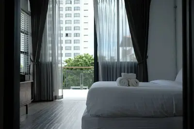 Image de Chambre sur le toit avec baignoire et cheminée