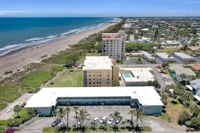 Image de Coco Beach récemment rénové, ouvert 2/1 premier étage directement condo face à l'océan.