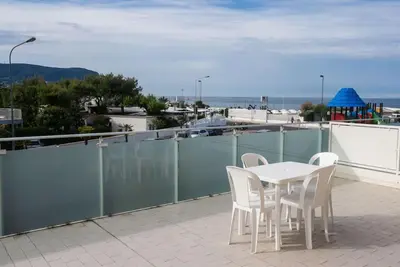 Image de M146 - Marcelli, bilocale fronte mare con ampio terrazzo