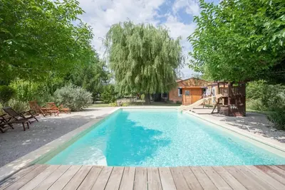 Image de maison, piscine, tranquillité & espace au milieu des vergers
