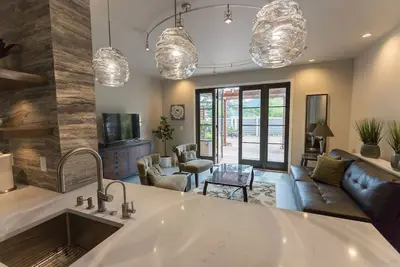 Image de Spacieux Luxury Garden Apartment Downtown
