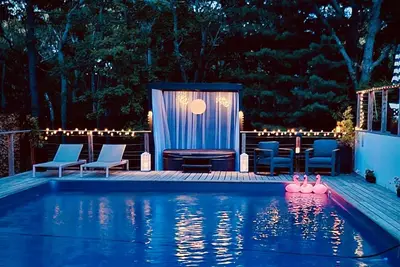 Image de Bois blanc contemporain Nw Woods de quatre chambres Ă coucher avec piscine, bain Ă remous et foyer!