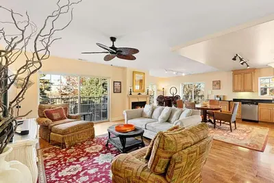 Image de Beachside Getaway: Condo avec piscine privée et proche de tout.