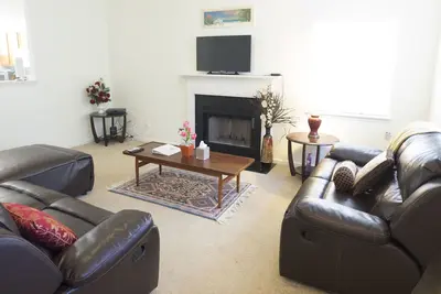 Image de Great Location! ! 3bd Spacieuse / 2. 5bath Maison