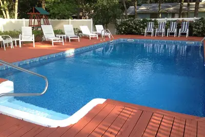 Image de Animaux acceptés! Concept ouvert de style maison de ville spacieuse. Piscine d'eau salée et HotTub