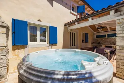 Image de Maison avec bain Ă remous pour 5 personnes