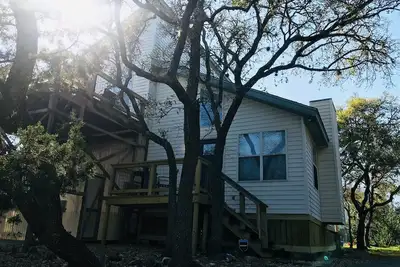 Image de Lakeview Home récemment rénové avec beaucoup d'espace extérieur et la vie privée!