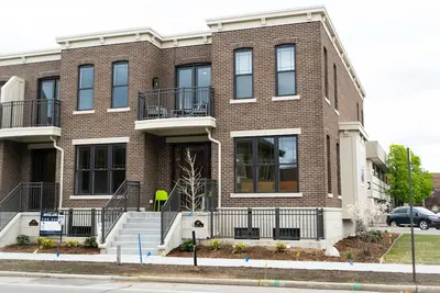 Image de Luxe abordable dans un tout nouveau condo Row House à quelques pas de tout Gh!