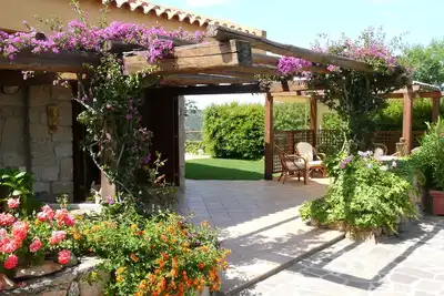 Image de Villa Fiore: grand jardin, à côté de la mer et du village