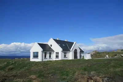 Image de Modern Home dans un cadre spectaculaire entouré par la mer, les îles et la paix