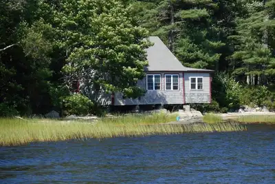 Image de Rocky Point Cottage - Cottage unique sur les rochers du lac Pemaquid