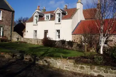 Traditional Cottage with large garden and patio, Near harbour