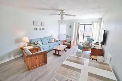 Vues sur l'océan et marches menant à la plage depuis le charmant condo 1br \/ 2ba à Duck