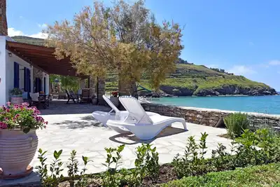 Image de Le \"Stone Beach House\" sur la plage de Kampi, près de Koundouros