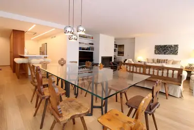 Image de Luxueux penthouse joliment meublé dans le centre du village.