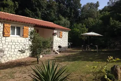 Image de maison en pierre Ă la campagne Ă Bonifacio