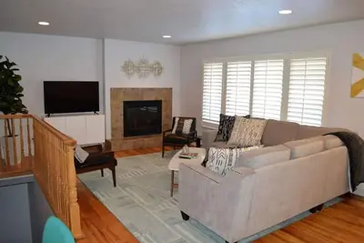 Image de Maison moderne décorée dans un emplacement idéal.
