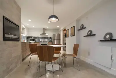 Image de Unité moderne Dans Rénové Vintage Fremont Triplex- pet friendly