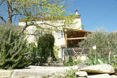 Image de Joli mas provençal datant du Xviii ° siècle.