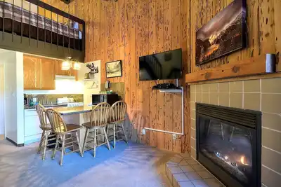 Image de Loft Condo A209 a deux niveaux avec une pièce à aire ouverte (il n'y a pas de chambres)